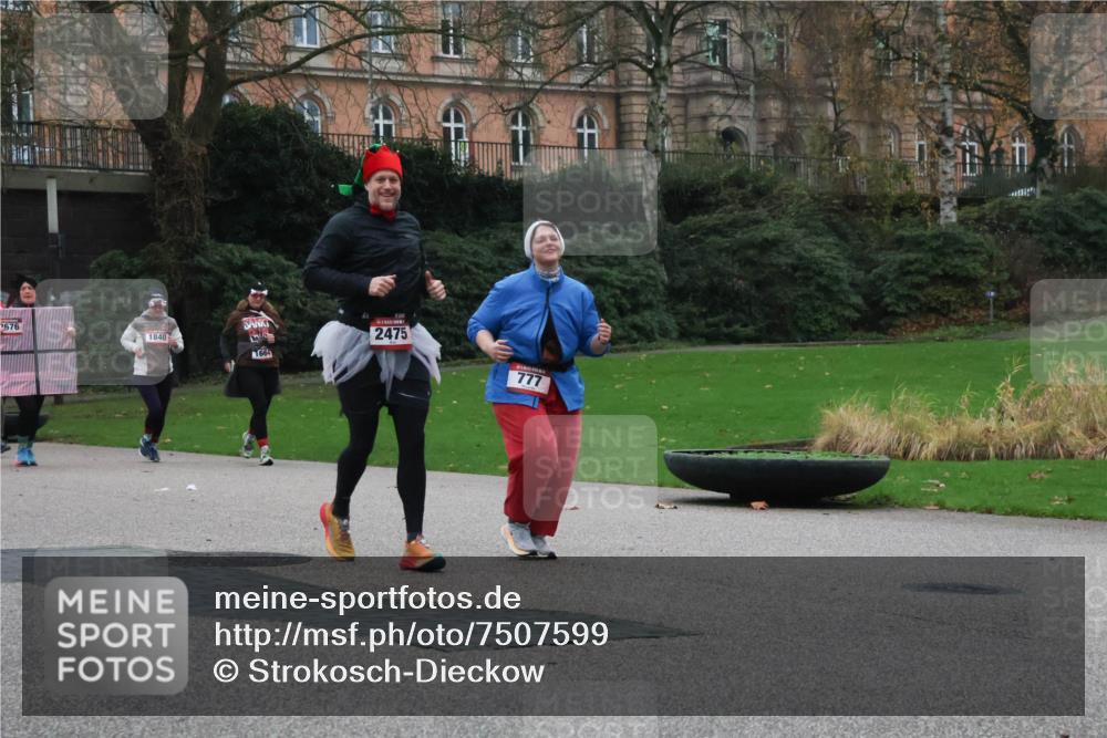 08.12.2024 - St. Pauli X-Mass-Run No. 14 Strokosch-Dieckow http://msf.ph/oto/7507599 08.12.2024 09:45:51 Laufen 676, 1840, 1664, 2475, 777 meine-sportfotos.de