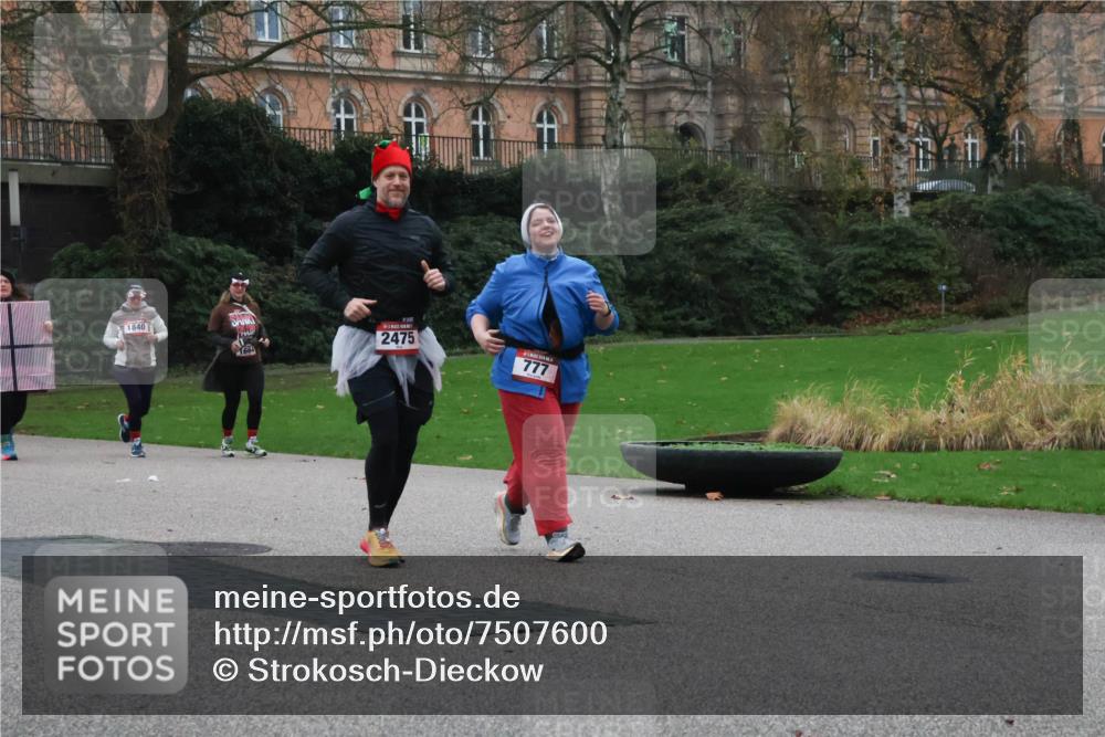 08.12.2024 - St. Pauli X-Mass-Run No. 14 Strokosch-Dieckow http://msf.ph/oto/7507600 08.12.2024 09:45:51 Laufen 1840, 1664, 2318, 2475, 777 meine-sportfotos.de