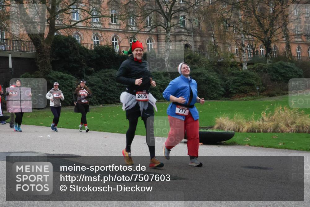 08.12.2024 - St. Pauli X-Mass-Run No. 14 Strokosch-Dieckow http://msf.ph/oto/7507603 08.12.2024 09:45:51 Laufen 2676, 1840, 1664, 2475, 777 meine-sportfotos.de