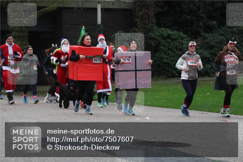 08.12.2024 - St. Pauli X-Mass-Run No. 14 Strokosch-Dieckow http://msf.ph/oto/7507607 08.12.2024 09:45:52 Laufen 1546, 154, 100, 1, 2679, 2676, 1840, 1664 meine-sportfotos.de