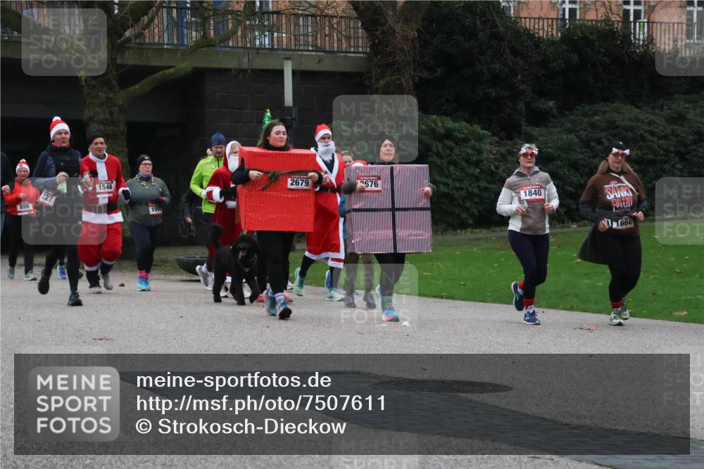 08.12.2024 - St. Pauli X-Mass-Run No. 14 Strokosch-Dieckow http://msf.ph/oto/7507611 08.12.2024 09:45:52 Laufen 899, 227, 1546, 2679, 576, 108, 1840, 664 meine-sportfotos.de