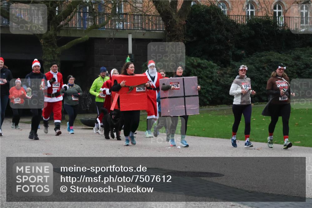 08.12.2024 - St. Pauli X-Mass-Run No. 14 Strokosch-Dieckow http://msf.ph/oto/7507612 08.12.2024 09:45:52 Laufen 79, 899, 1546, 098, 1082, 2679, 676, 1840, 1664 meine-sportfotos.de