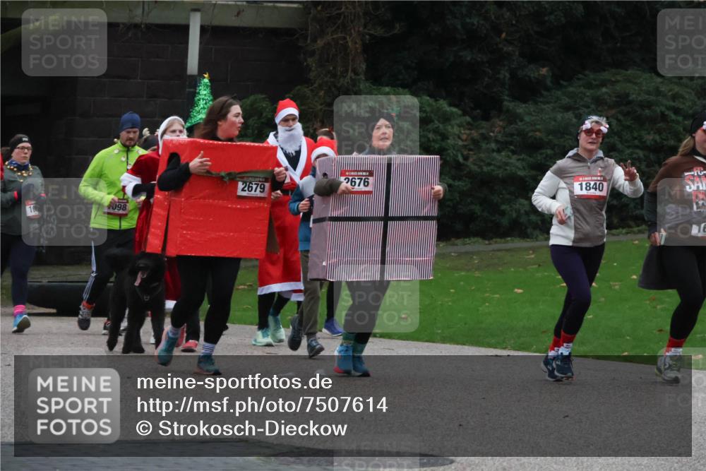 08.12.2024 - St. Pauli X-Mass-Run No. 14 Strokosch-Dieckow http://msf.ph/oto/7507614 08.12.2024 09:45:53 Laufen 10, 098, 2676, 1840, 2679, 16 meine-sportfotos.de