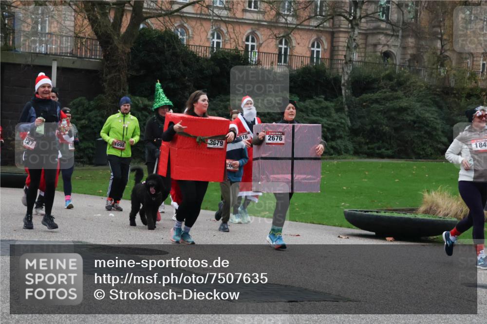 08.12.2024 - St. Pauli X-Mass-Run No. 14 Strokosch-Dieckow http://msf.ph/oto/7507635 08.12.2024 09:45:55 Laufen 227, 1098, 2679, 6, 16, 2676, 1840 meine-sportfotos.de