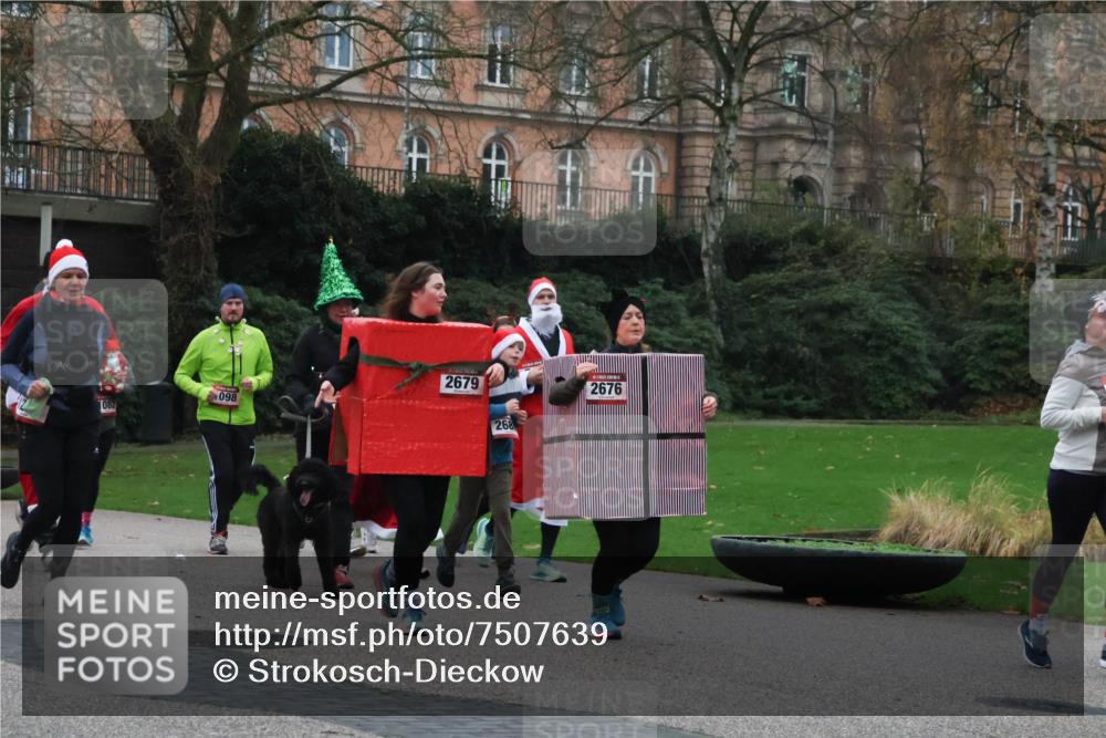 08.12.2024 - St. Pauli X-Mass-Run No. 14 Strokosch-Dieckow http://msf.ph/oto/7507639 08.12.2024 09:45:55 Laufen 098, 082, 2679, 268, 2676 meine-sportfotos.de