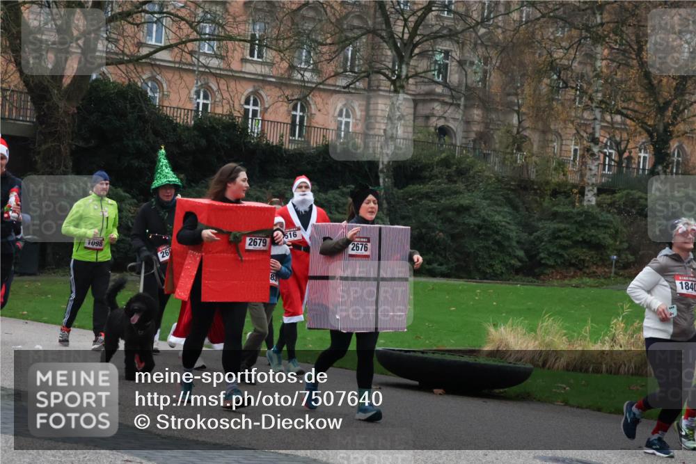 08.12.2024 - St. Pauli X-Mass-Run No. 14 Strokosch-Dieckow http://msf.ph/oto/7507640 08.12.2024 09:45:55 Laufen 1098, 26, 2679, 516, 83, 2676, 1840 meine-sportfotos.de