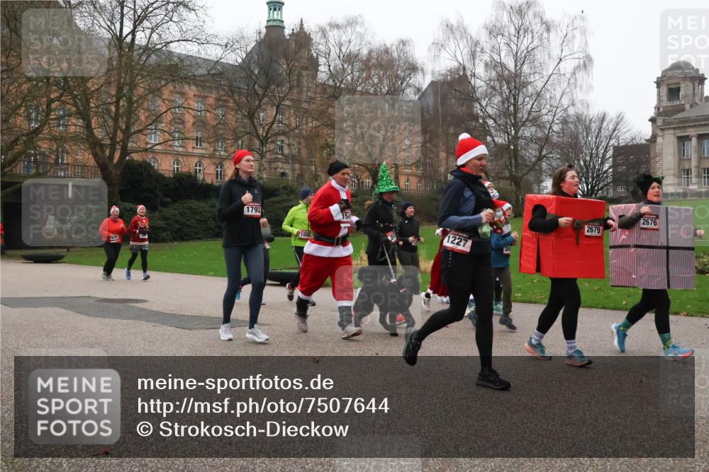 08.12.2024 - St. Pauli X-Mass-Run No. 14 Strokosch-Dieckow http://msf.ph/oto/7507644 08.12.2024 09:45:59 Laufen 1792, 1098, 154, 1227, 77, 97979, 2679, 2676 meine-sportfotos.de