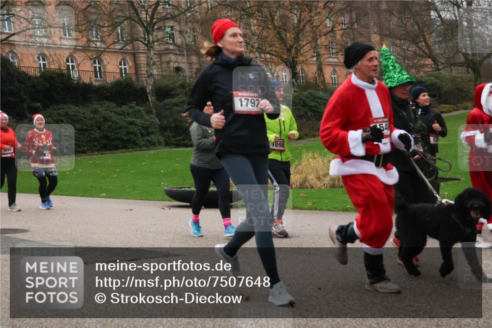 08.12.2024 - St. Pauli X-Mass-Run No. 14 Strokosch-Dieckow http://msf.ph/oto/7507648 08.12.2024 09:45:59 Laufen 1792, 1098, 54 meine-sportfotos.de