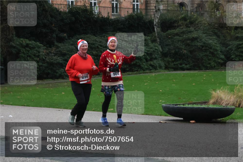 08.12.2024 - St. Pauli X-Mass-Run No. 14 Strokosch-Dieckow http://msf.ph/oto/7507654 08.12.2024 09:46:00 Laufen 899, 964 meine-sportfotos.de