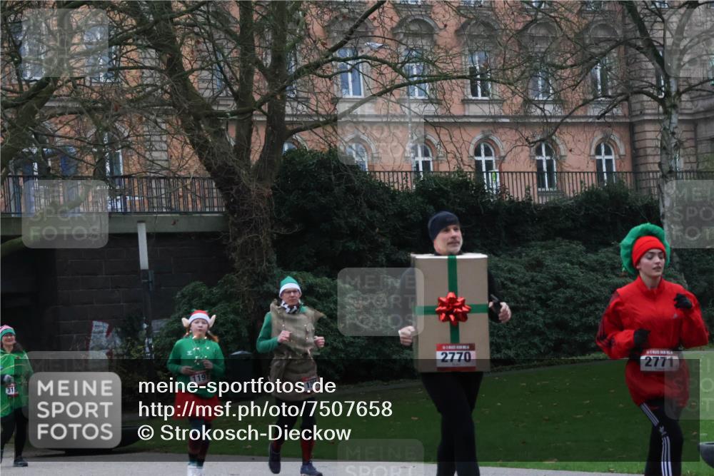 08.12.2024 - St. Pauli X-Mass-Run No. 14 Strokosch-Dieckow http://msf.ph/oto/7507658 08.12.2024 09:46:05 Laufen 315, 1197, 1201, 2770, 2771 meine-sportfotos.de