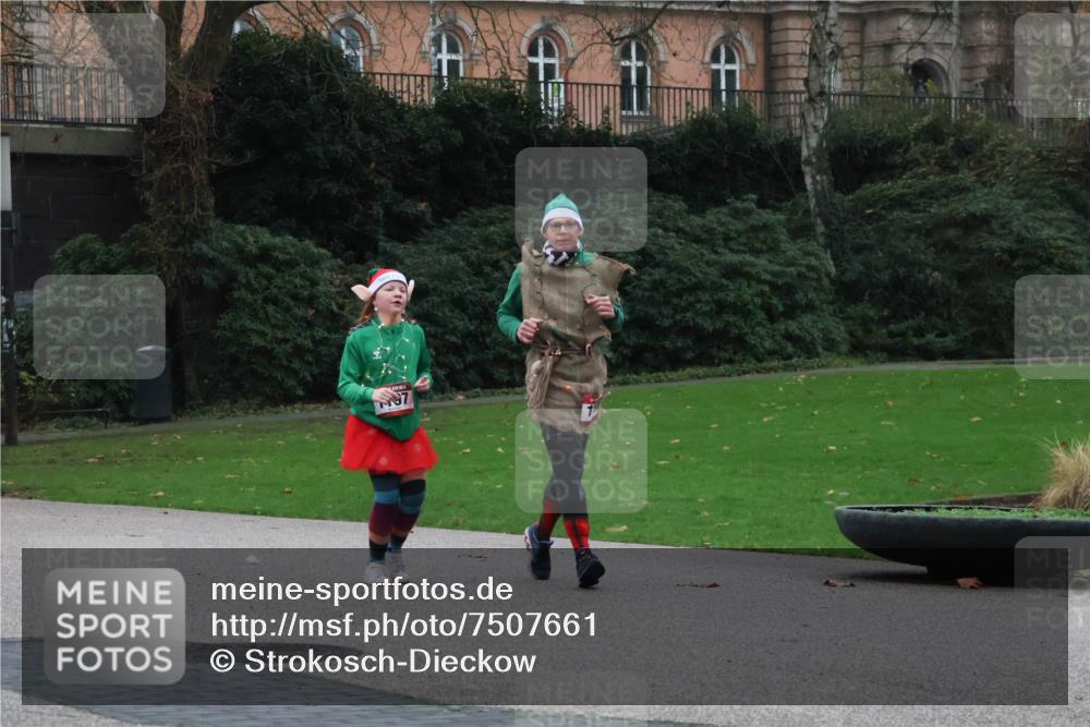 08.12.2024 - St. Pauli X-Mass-Run No. 14 Strokosch-Dieckow http://msf.ph/oto/7507661 08.12.2024 09:46:07 Laufen 97 meine-sportfotos.de