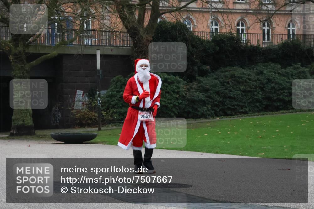 08.12.2024 - St. Pauli X-Mass-Run No. 14 Strokosch-Dieckow http://msf.ph/oto/7507667 08.12.2024 09:46:15 Laufen 2552 meine-sportfotos.de
