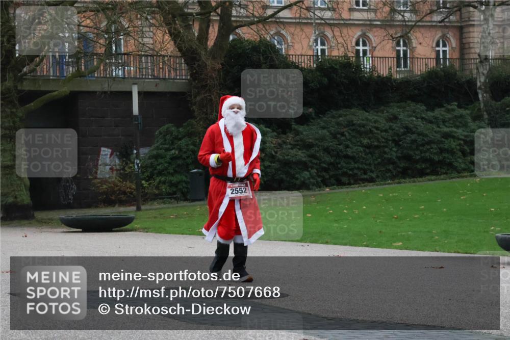 08.12.2024 - St. Pauli X-Mass-Run No. 14 Strokosch-Dieckow http://msf.ph/oto/7507668 08.12.2024 09:46:15 Laufen 2552 meine-sportfotos.de