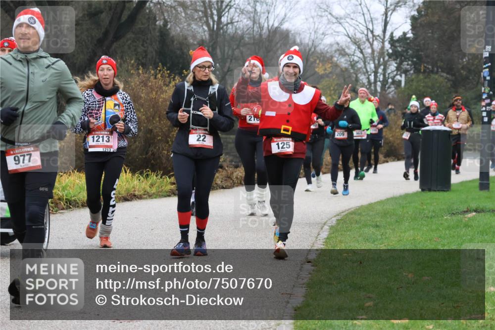 08.12.2024 - St. Pauli X-Mass-Run No. 14 Strokosch-Dieckow http://msf.ph/oto/7507670 08.12.2024 10:52:19 Laufen 14, 977, 1213, 1213, 22, 218, 125, 209, 969 meine-sportfotos.de