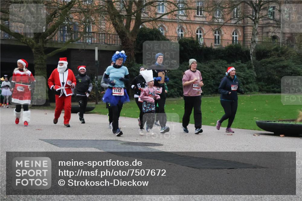 08.12.2024 - St. Pauli X-Mass-Run No. 14 Strokosch-Dieckow http://msf.ph/oto/7507672 08.12.2024 09:46:27 Laufen 1996, 3142, 44, 3141, 1453 meine-sportfotos.de