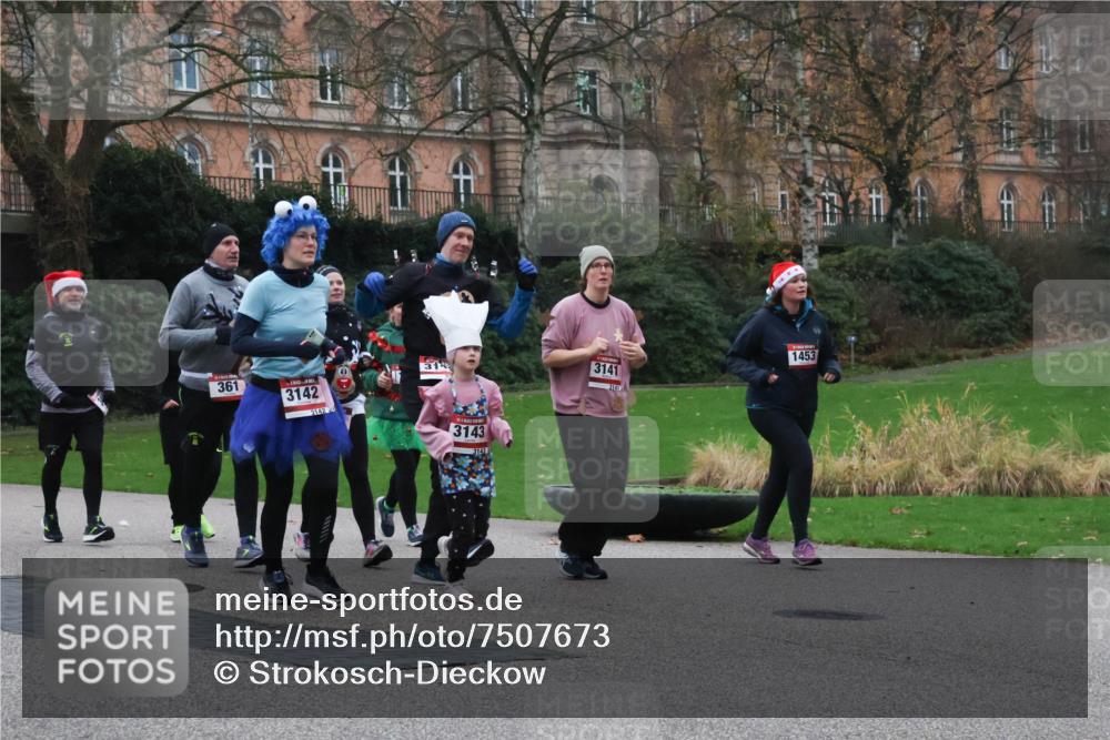 08.12.2024 - St. Pauli X-Mass-Run No. 14 Strokosch-Dieckow http://msf.ph/oto/7507673 08.12.2024 09:46:29 Laufen 361, 3142, 3142, 3143, 3143, 3141, 3141, 1453 meine-sportfotos.de