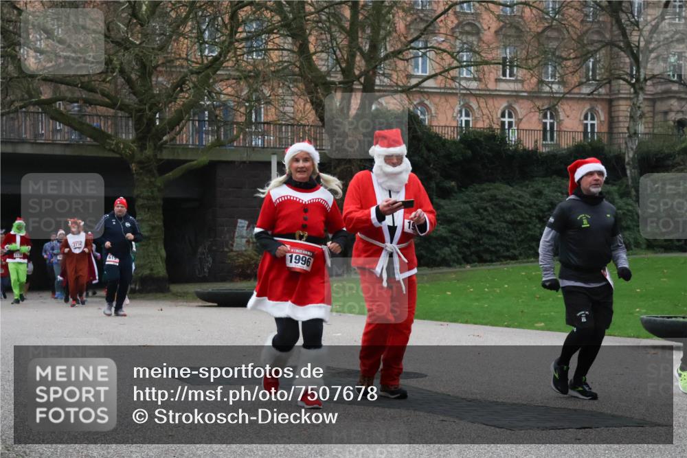 08.12.2024 - St. Pauli X-Mass-Run No. 14 Strokosch-Dieckow http://msf.ph/oto/7507678 08.12.2024 09:46:31 Laufen 2730, 619, 1996 meine-sportfotos.de