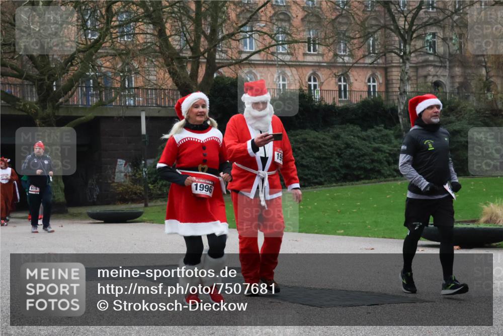 08.12.2024 - St. Pauli X-Mass-Run No. 14 Strokosch-Dieckow http://msf.ph/oto/7507681 08.12.2024 09:46:31 Laufen 619, 1996, 19 meine-sportfotos.de