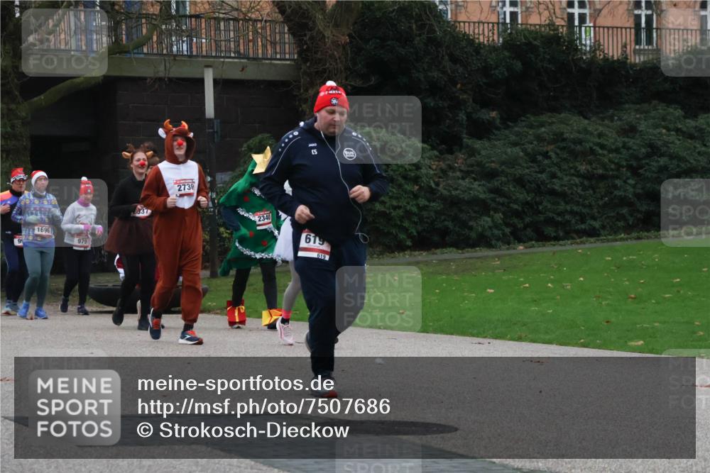 08.12.2024 - St. Pauli X-Mass-Run No. 14 Strokosch-Dieckow http://msf.ph/oto/7507686 08.12.2024 09:46:36 Laufen 1696, 979, 337, 2730, 2340, 619, 619 meine-sportfotos.de