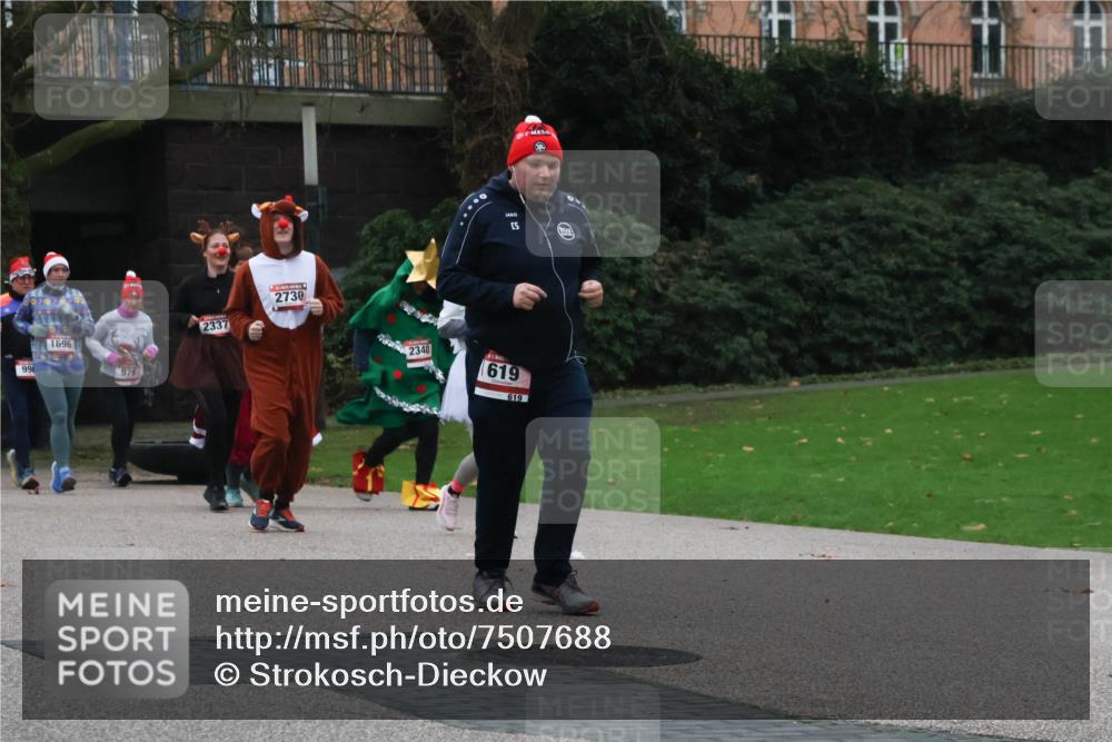 08.12.2024 - St. Pauli X-Mass-Run No. 14 Strokosch-Dieckow http://msf.ph/oto/7507688 08.12.2024 09:46:36 Laufen 99, 1696, 979, 5, 2337, 2730, 2340, 619, 619 meine-sportfotos.de
