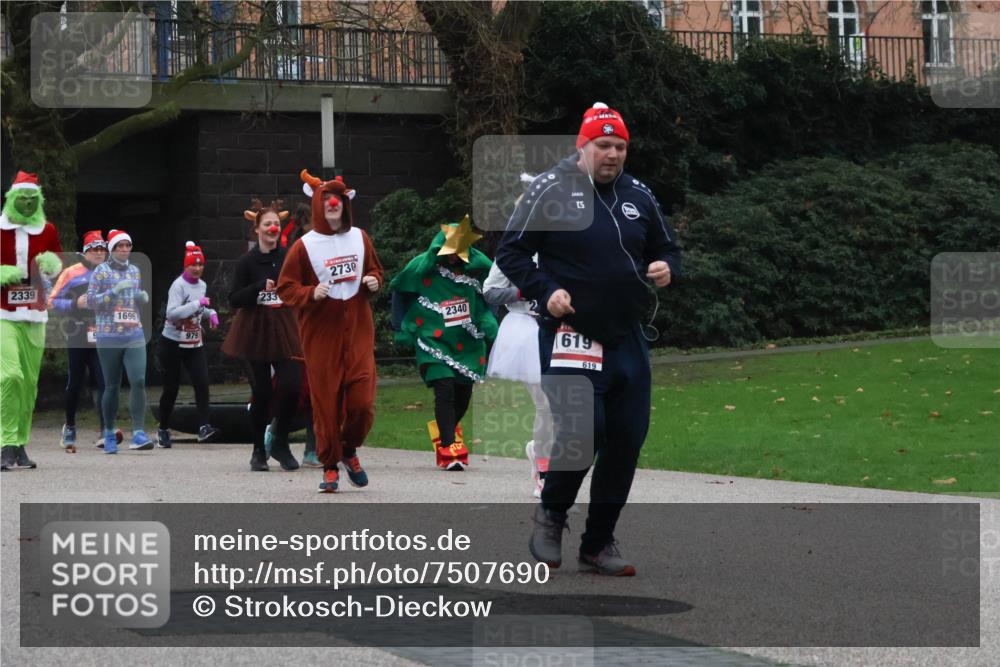 08.12.2024 - St. Pauli X-Mass-Run No. 14 Strokosch-Dieckow http://msf.ph/oto/7507690 08.12.2024 09:46:37 Laufen 2339, 1696, 979, 233, 2730, 5, 2340, 619, 619 meine-sportfotos.de