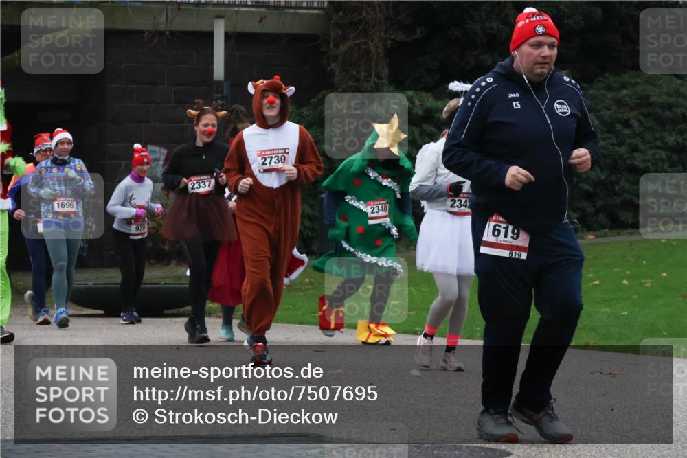 08.12.2024 - St. Pauli X-Mass-Run No. 14 Strokosch-Dieckow http://msf.ph/oto/7507695 08.12.2024 09:46:37 Laufen 1696, 979, 2337, 2730, 2340, 234, 619, 619 meine-sportfotos.de