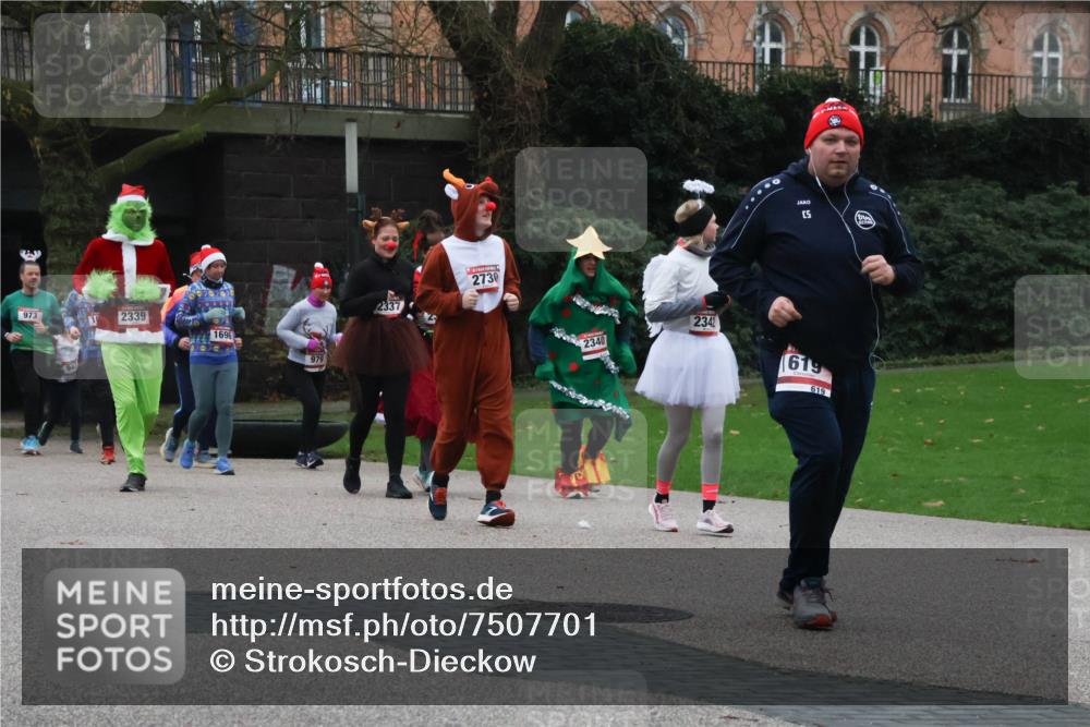 08.12.2024 - St. Pauli X-Mass-Run No. 14 Strokosch-Dieckow http://msf.ph/oto/7507701 08.12.2024 09:46:38 Laufen 1696, 979, 973, 2339, 5, 2337, 2730, 2340, 2342, 619, 619 meine-sportfotos.de
