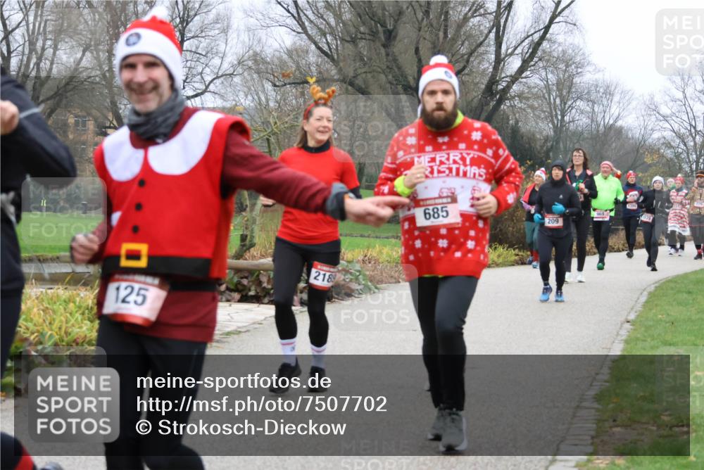 08.12.2024 - St. Pauli X-Mass-Run No. 14 Strokosch-Dieckow http://msf.ph/oto/7507702 08.12.2024 10:52:24 Laufen 125, 2189, 685, 969, 209 meine-sportfotos.de