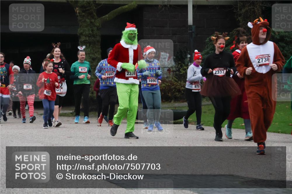 08.12.2024 - St. Pauli X-Mass-Run No. 14 Strokosch-Dieckow http://msf.ph/oto/7507703 08.12.2024 09:46:38 Laufen 93, 953, 943, 973, 1697, 2339, 70, 070, 1696, 979, 2730, 2337 meine-sportfotos.de