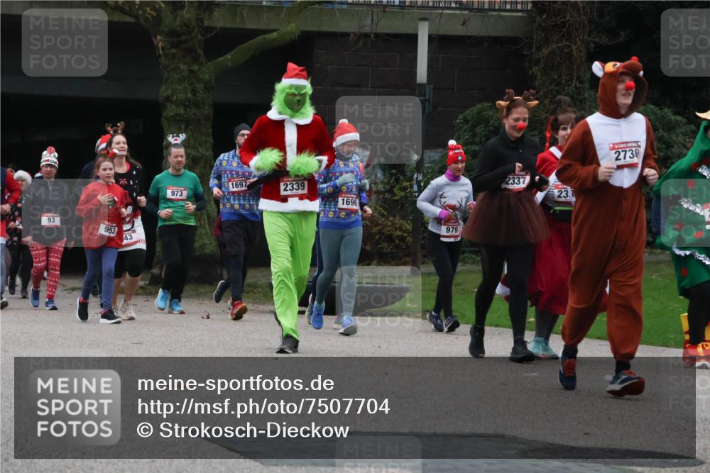 08.12.2024 - St. Pauli X-Mass-Run No. 14 Strokosch-Dieckow http://msf.ph/oto/7507704 08.12.2024 09:46:38 Laufen 93, 953, 43, 1697, 2339, 973, 1696, 979, 2337, 233, 2730 meine-sportfotos.de