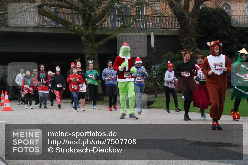 08.12.2024 - St. Pauli X-Mass-Run No. 14 Strokosch-Dieckow http://msf.ph/oto/7507708 08.12.2024 09:46:38 Laufen 1252, 26247, 93, 953, 443, 973, 1697, 2339, 1696, 979, 2337, 338, 2730 meine-sportfotos.de