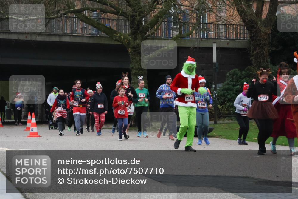 08.12.2024 - St. Pauli X-Mass-Run No. 14 Strokosch-Dieckow http://msf.ph/oto/7507710 08.12.2024 09:46:39 Laufen 257, 1252, 1247, 93, 953, 973, 1697, 2339, 2337, 1696 meine-sportfotos.de