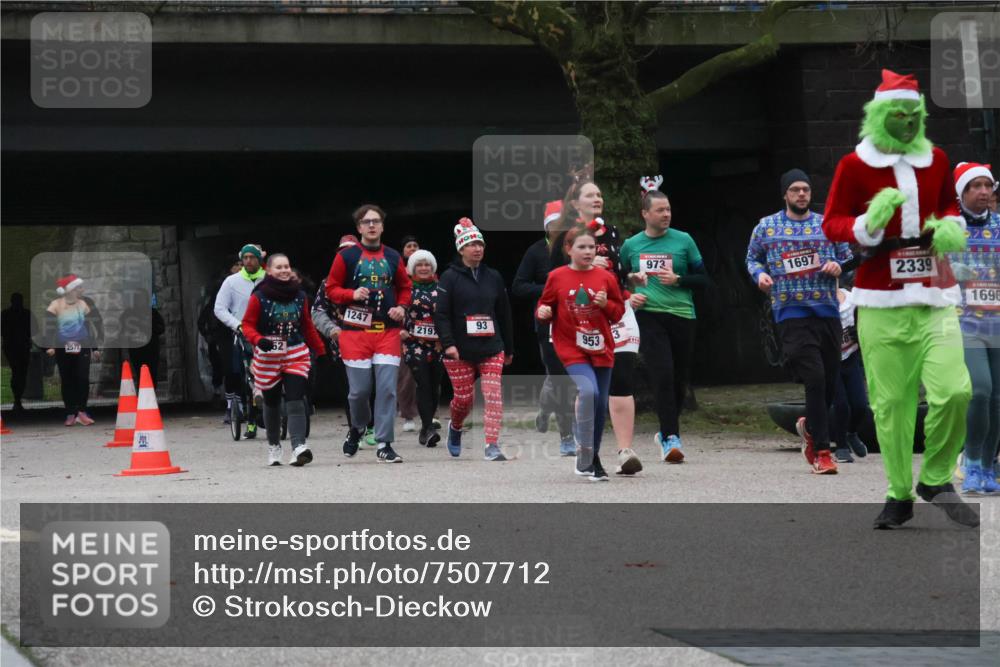 08.12.2024 - St. Pauli X-Mass-Run No. 14 Strokosch-Dieckow http://msf.ph/oto/7507712 08.12.2024 09:46:39 Laufen 2577, 52, 1247, 93, 219, 953, 973, 1697, 2339, 1696 meine-sportfotos.de