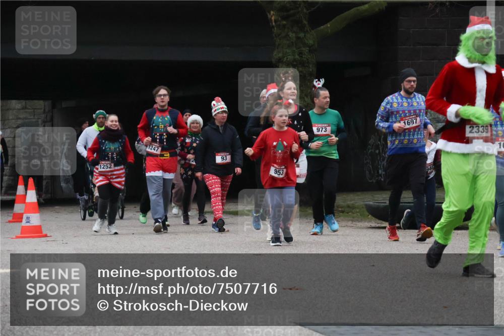 08.12.2024 - St. Pauli X-Mass-Run No. 14 Strokosch-Dieckow http://msf.ph/oto/7507716 08.12.2024 09:46:39 Laufen 1252, 1247, 93, 953, 973, 1100000, 8484, 2, 1697, 2339, 948, 10 meine-sportfotos.de