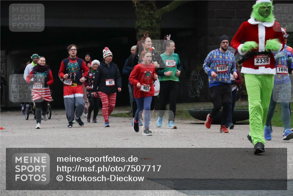 08.12.2024 - St. Pauli X-Mass-Run No. 14 Strokosch-Dieckow http://msf.ph/oto/7507717 08.12.2024 09:46:40 Laufen 1252, 1247, 93, 953, 973, 1697, 2339, 079, 1696 meine-sportfotos.de