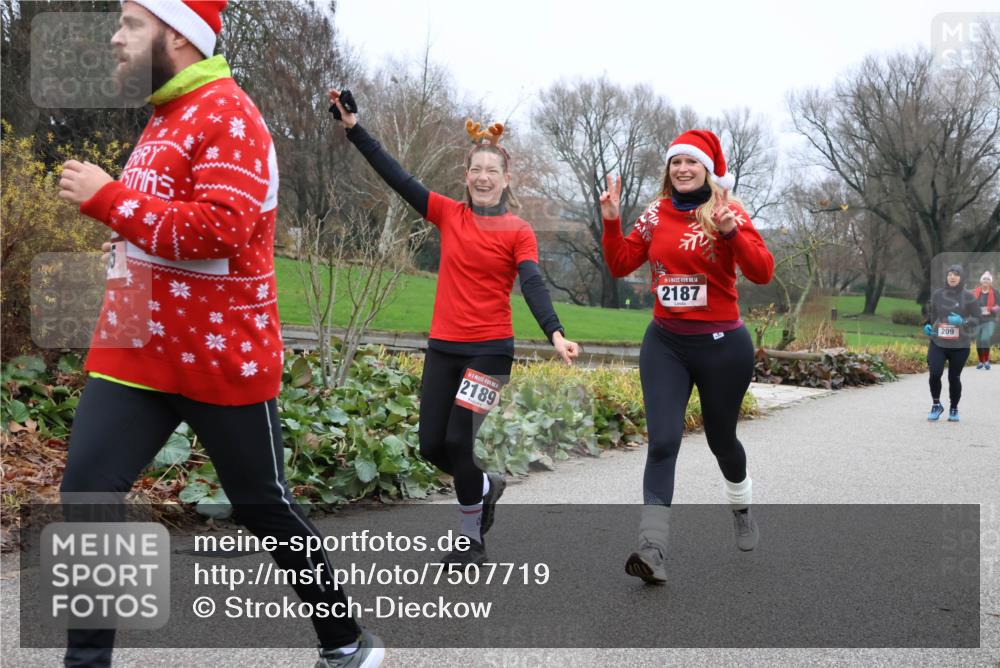 08.12.2024 - St. Pauli X-Mass-Run No. 14 Strokosch-Dieckow http://msf.ph/oto/7507719 08.12.2024 10:52:26 Laufen 2189, 2187, 209 meine-sportfotos.de