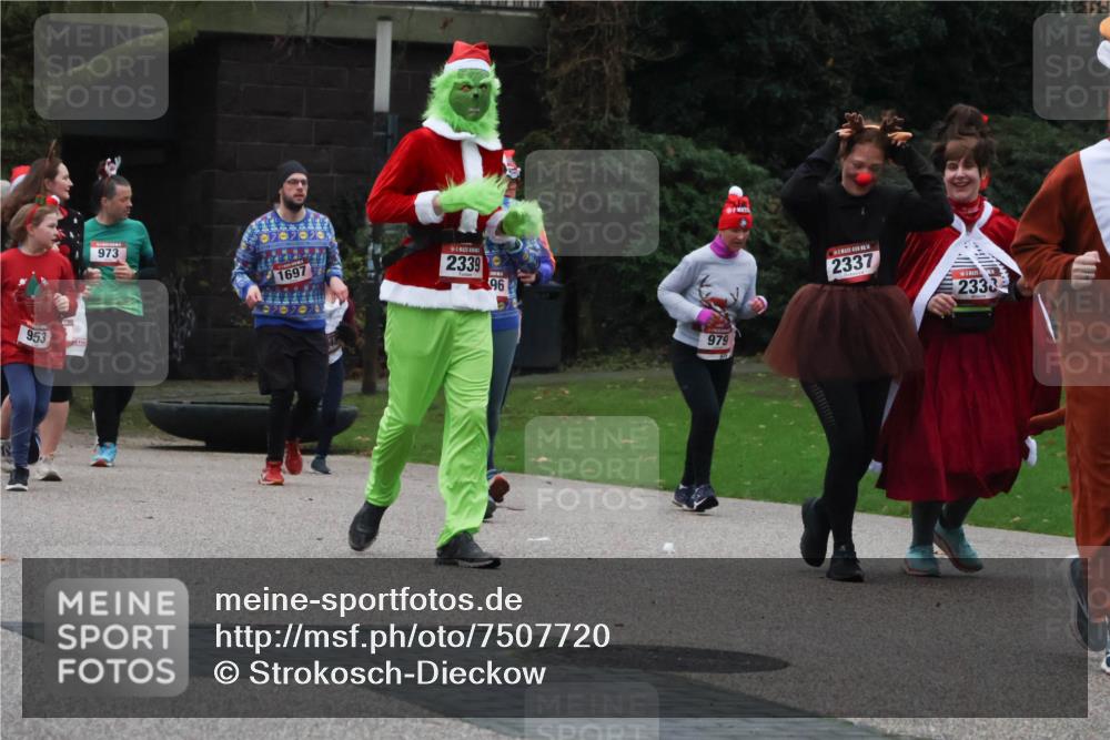 08.12.2024 - St. Pauli X-Mass-Run No. 14 Strokosch-Dieckow http://msf.ph/oto/7507720 08.12.2024 09:46:40 Laufen 953, 0707070, 973, 1697, 2339, 96, 979, 2337, 2333 meine-sportfotos.de