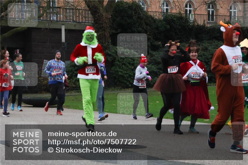 08.12.2024 - St. Pauli X-Mass-Run No. 14 Strokosch-Dieckow http://msf.ph/oto/7507722 08.12.2024 09:46:40 Laufen 953, 0707020, 973, 2339, 1697, 979, 2337, 2338, 273, 234 meine-sportfotos.de