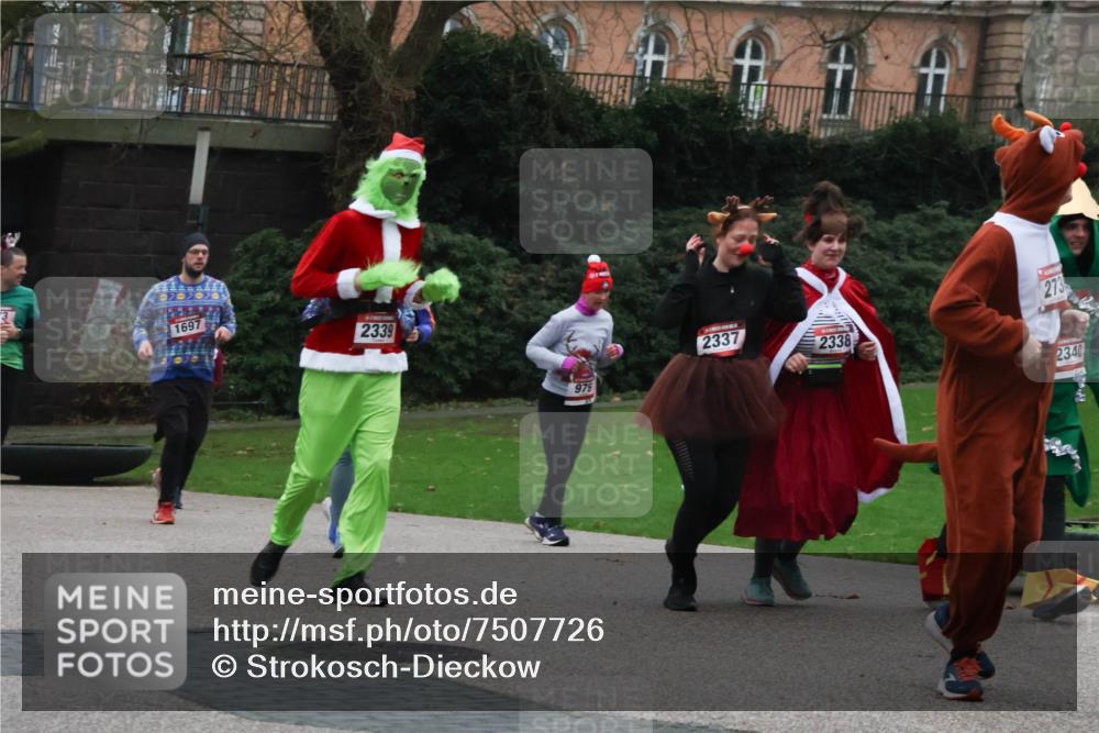 08.12.2024 - St. Pauli X-Mass-Run No. 14 Strokosch-Dieckow http://msf.ph/oto/7507726 08.12.2024 09:46:41 Laufen 07070703, 1697, 2339, 2337, 2338, 979, 273, 2340 meine-sportfotos.de