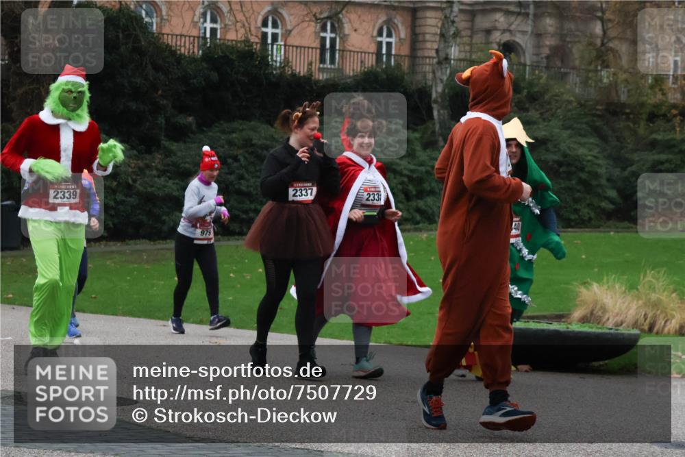 08.12.2024 - St. Pauli X-Mass-Run No. 14 Strokosch-Dieckow http://msf.ph/oto/7507729 08.12.2024 09:46:41 Laufen 2339, 979, 2337, 233 meine-sportfotos.de
