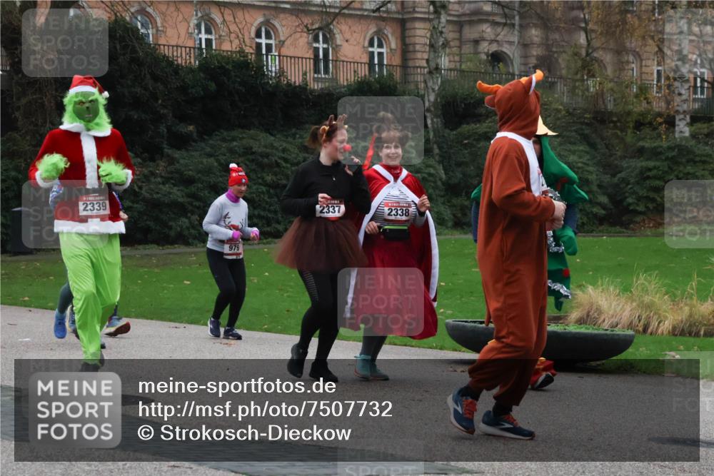 08.12.2024 - St. Pauli X-Mass-Run No. 14 Strokosch-Dieckow http://msf.ph/oto/7507732 08.12.2024 09:46:41 Laufen 2339, 979, 2337, 2338 meine-sportfotos.de
