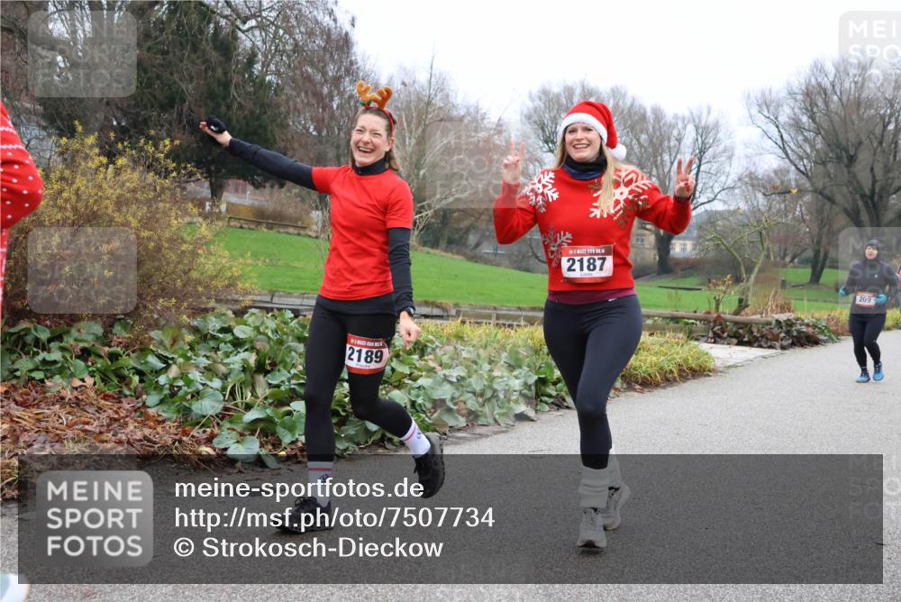08.12.2024 - St. Pauli X-Mass-Run No. 14 Strokosch-Dieckow http://msf.ph/oto/7507734 08.12.2024 10:52:27 Laufen 2189, 14, 2187, 209 meine-sportfotos.de