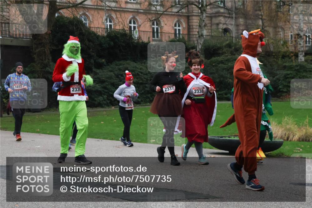 08.12.2024 - St. Pauli X-Mass-Run No. 14 Strokosch-Dieckow http://msf.ph/oto/7507735 08.12.2024 09:46:41 Laufen 1697, 2339, 979, 2337, 2338 meine-sportfotos.de