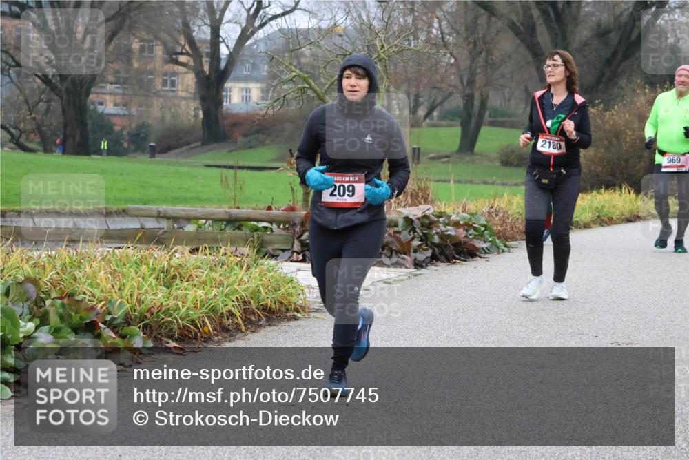 08.12.2024 - St. Pauli X-Mass-Run No. 14 Strokosch-Dieckow http://msf.ph/oto/7507745 08.12.2024 10:52:28 Laufen 14, 209, 2180, 969 meine-sportfotos.de