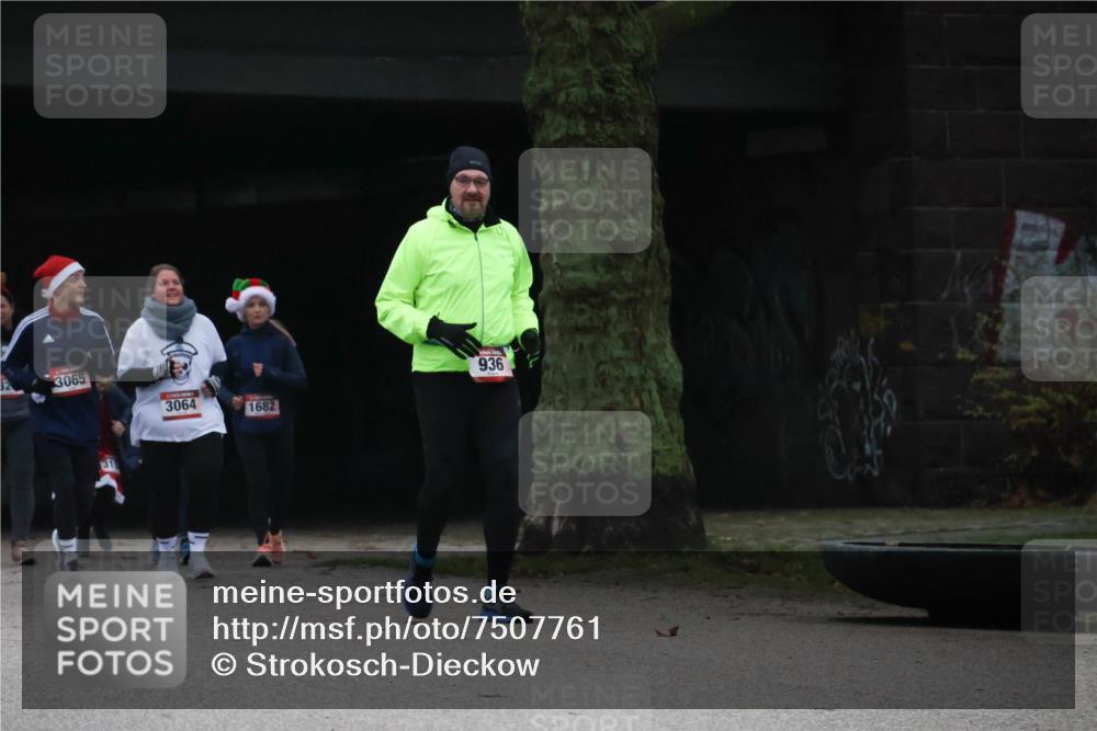 08.12.2024 - St. Pauli X-Mass-Run No. 14 Strokosch-Dieckow http://msf.ph/oto/7507761 08.12.2024 09:47:38 Laufen 3065, 3064, 1682, 936 meine-sportfotos.de