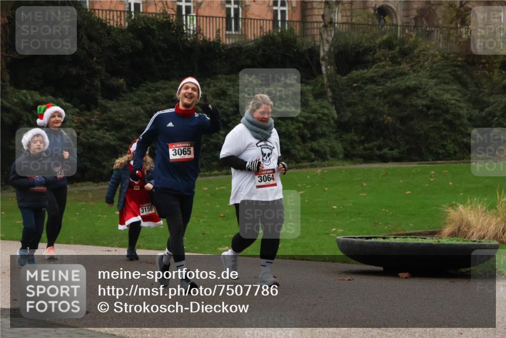 08.12.2024 - St. Pauli X-Mass-Run No. 14 Strokosch-Dieckow http://msf.ph/oto/7507786 08.12.2024 09:47:50 Laufen 82, 3150, 3065, 3064 meine-sportfotos.de