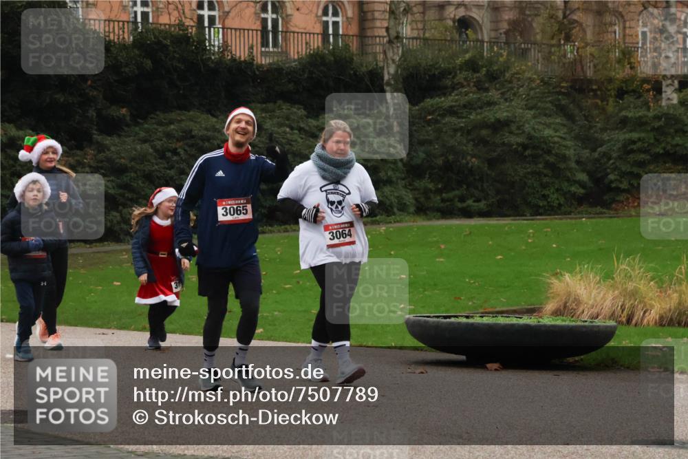 08.12.2024 - St. Pauli X-Mass-Run No. 14 Strokosch-Dieckow http://msf.ph/oto/7507789 08.12.2024 09:47:50 Laufen 31, 3065, 3064 meine-sportfotos.de