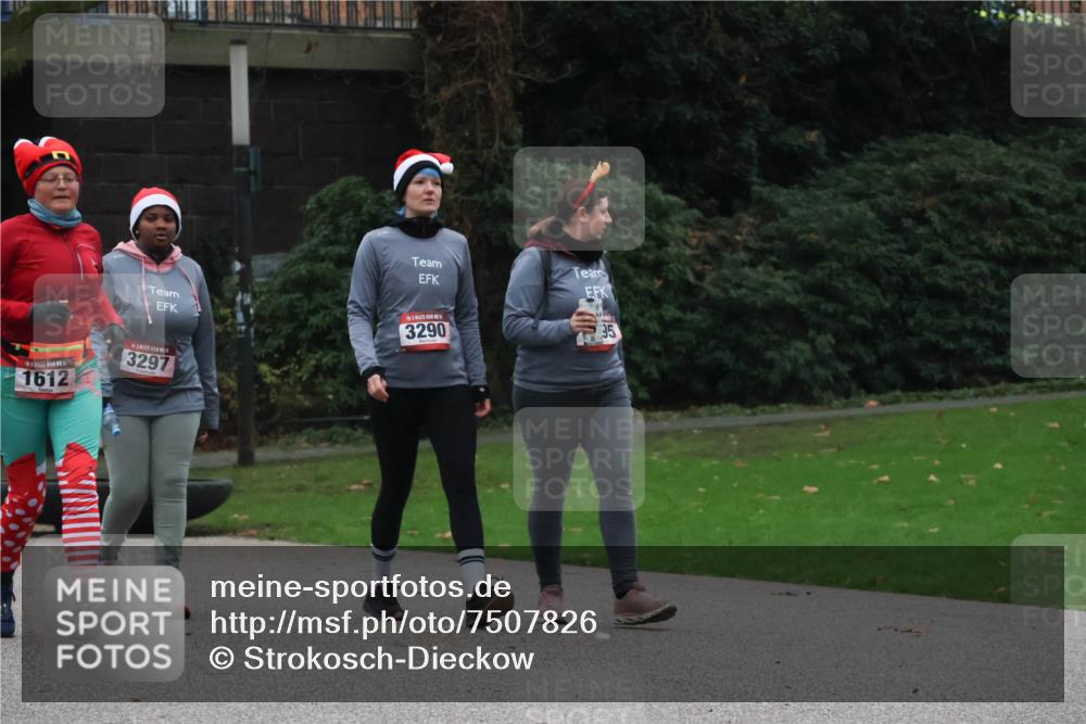 08.12.2024 - St. Pauli X-Mass-Run No. 14 Strokosch-Dieckow http://msf.ph/oto/7507826 08.12.2024 09:47:54 Laufen 3290, 1612, 3297, 95 meine-sportfotos.de