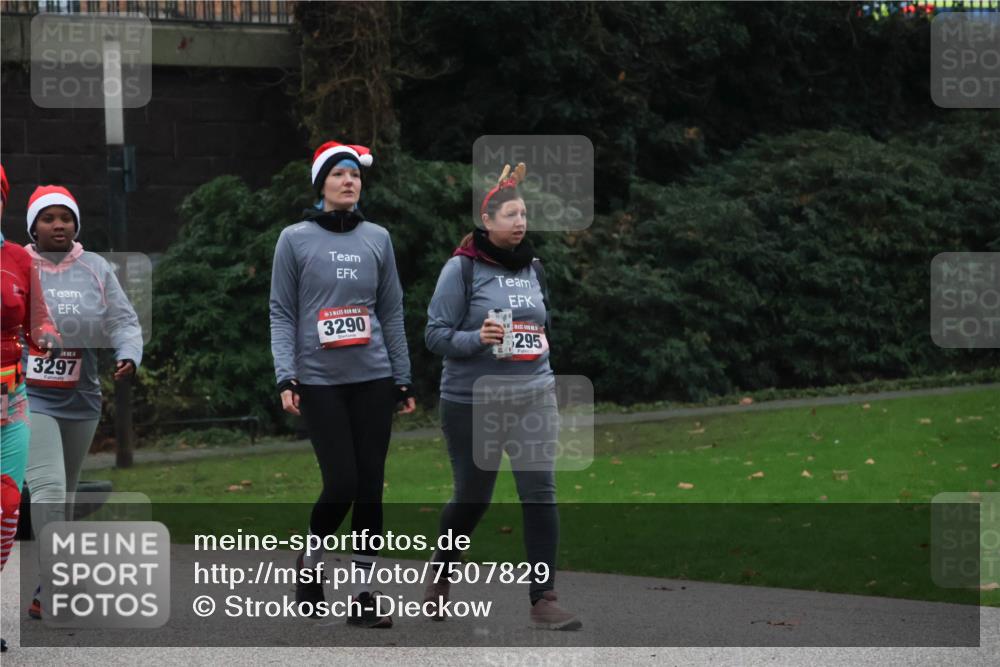 08.12.2024 - St. Pauli X-Mass-Run No. 14 Strokosch-Dieckow http://msf.ph/oto/7507829 08.12.2024 09:47:54 Laufen 3290, 3297, 295 meine-sportfotos.de