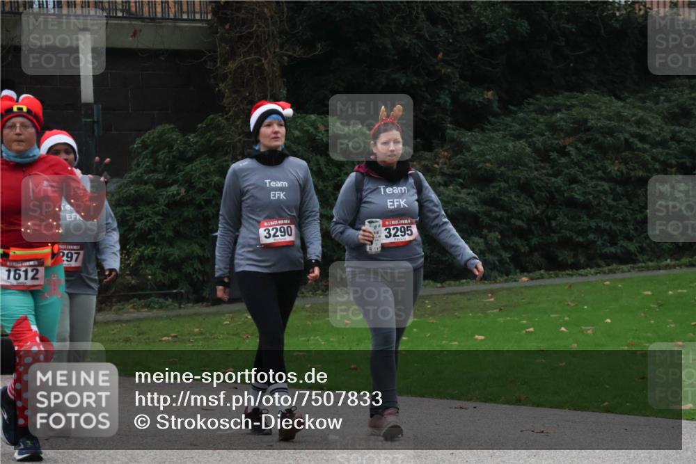 08.12.2024 - St. Pauli X-Mass-Run No. 14 Strokosch-Dieckow http://msf.ph/oto/7507833 08.12.2024 09:47:54 Laufen 1612, 297, 3290, 3295 meine-sportfotos.de